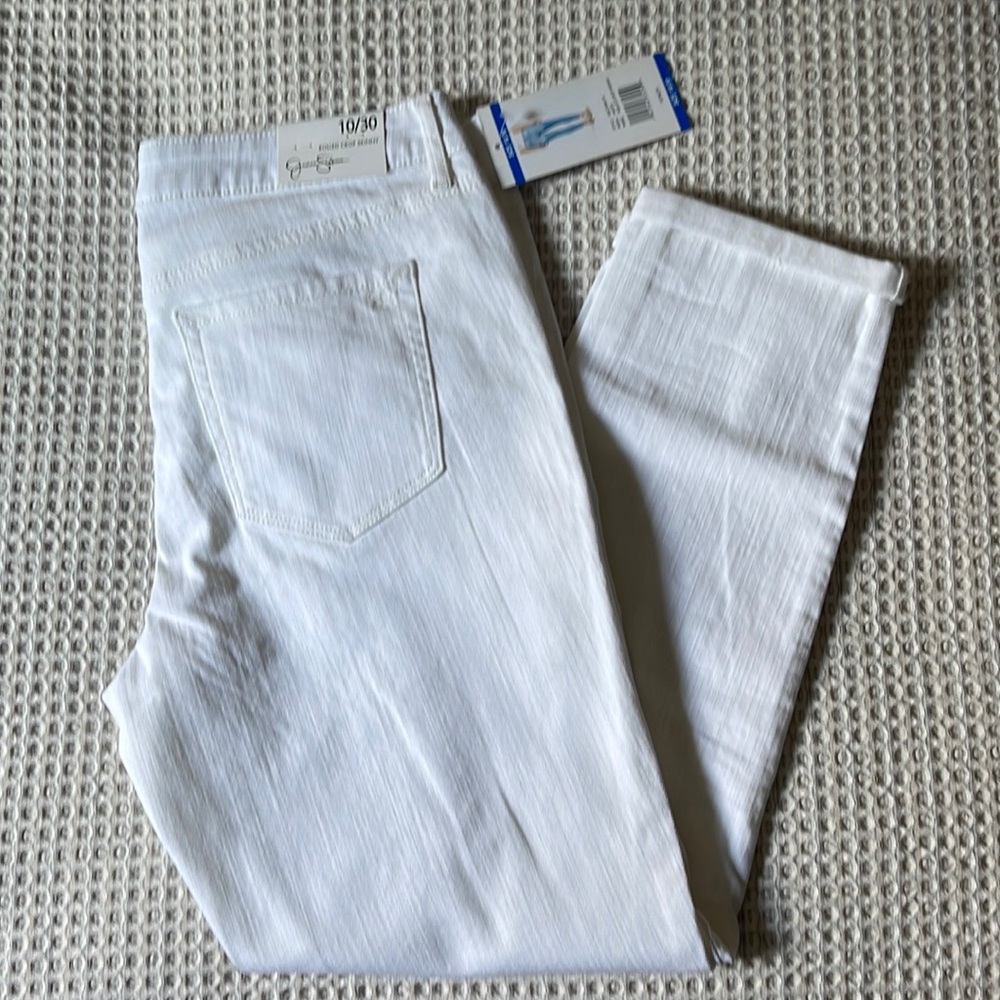 Woman’s Jessica simpson rolled crop skinny jeans size 10/30. NWT.
